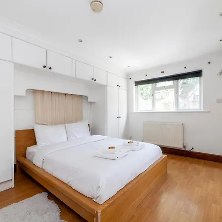 Bright 1 Bedroom Wpatio, Next To Westfield Centre * London