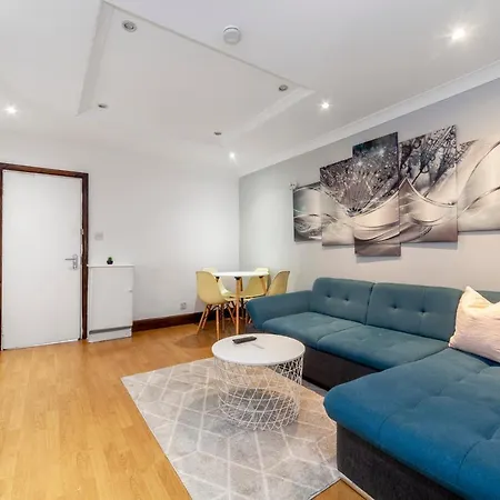 Bright 1 Bedroom Wpatio, Next To Westfield Centre Apartment London