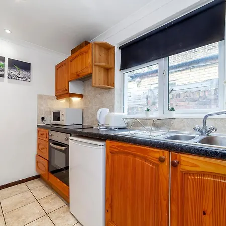Apartment Bright 1 Bedroom Wpatio, Next To Westfield Centre *