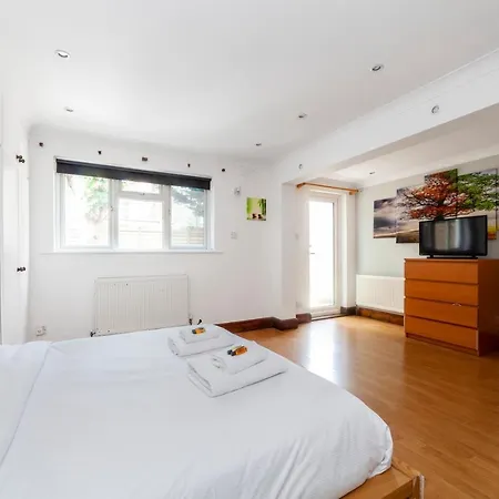 Bright 1 Bedroom Wpatio, Next To Westfield Centre London