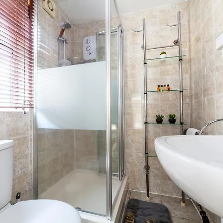 Apartment Bright 1 Bedroom Wpatio, Next To Westfield Centre *