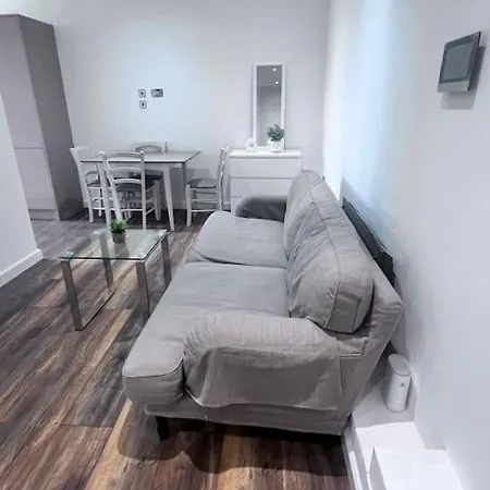 Apartment Flat 3, 417 Fulham, 2 Bedroom, 1 Bathroom Flat London