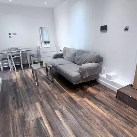 Apartment Flat 3, 417 Fulham, 2 Bedroom, 1 Bathroom Flat *