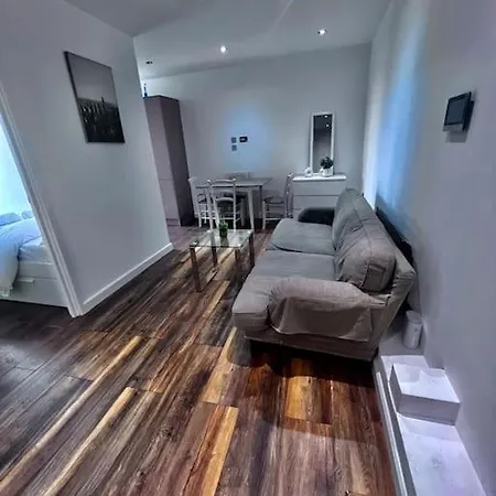 Flat 3, 417 Fulham, 2 Bedroom, 1 Bathroom Flat Apartment London
