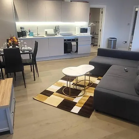 Entire Hosted By Pius Apartment Reigate