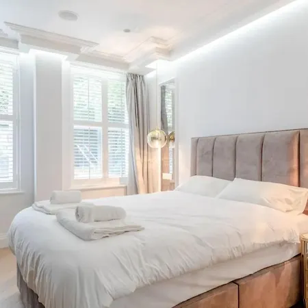 Beautifully Refurbished 2bd Flat - Earl's Court! London