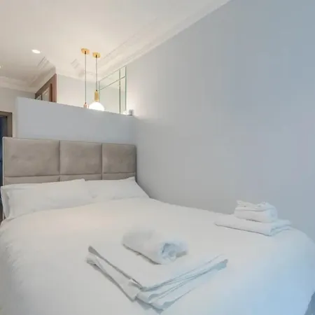 Apartment Beautifully Refurbished 2bd Flat - Earl's Court! *