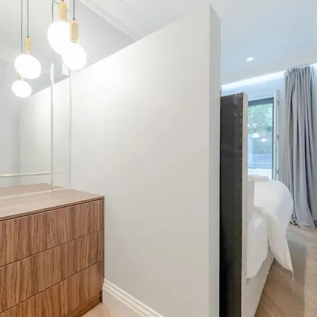 Apartment Beautifully Refurbished 2bd Flat - Earl's Court! *