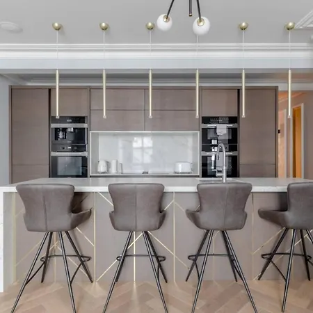 Apartment Beautifully Refurbished 2bd Flat - Earl's Court! *