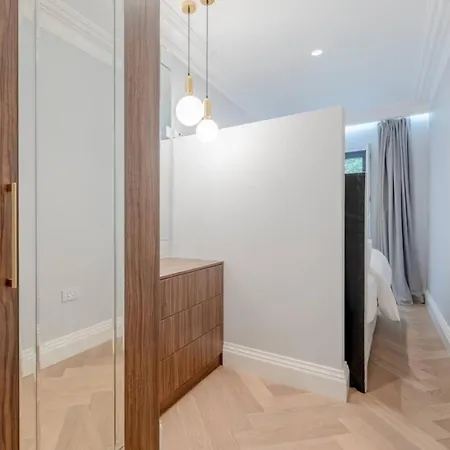 Beautifully Refurbished 2bd Flat - Earl's Court! Apartment London