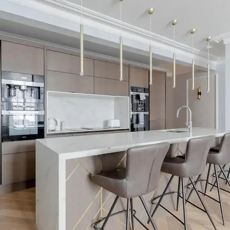 Beautifully Refurbished 2bd Flat - Earl's Court! Apartment *