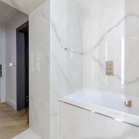 Apartment Beautifully Refurbished 2bd Flat - Earl's Court!