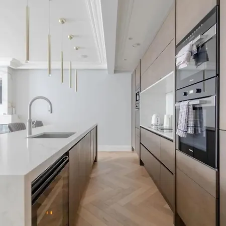Beautifully Refurbished 2bd Flat - Earl's Court! London