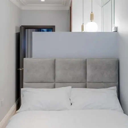 Apartment Beautifully Refurbished 2bd Flat - Earl's Court! *