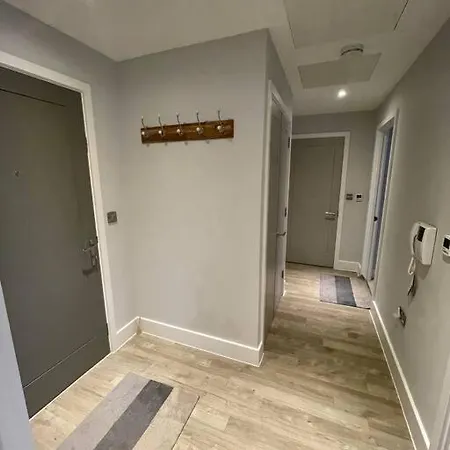 2 Bedroom Acton Apartment London