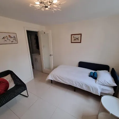 Guest house Single With En-suite Shower In Zone 1