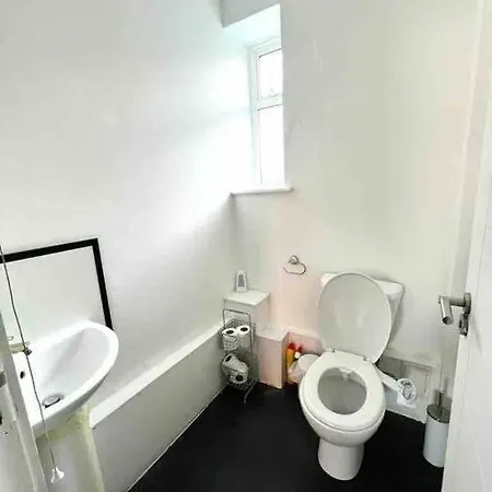 Spacious Flat In Apartment *
