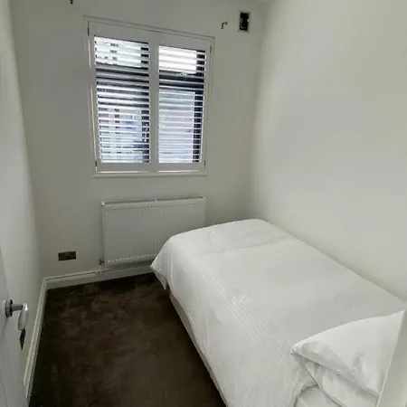 Roomy 2 Bed Flat In London * Thornton Heath