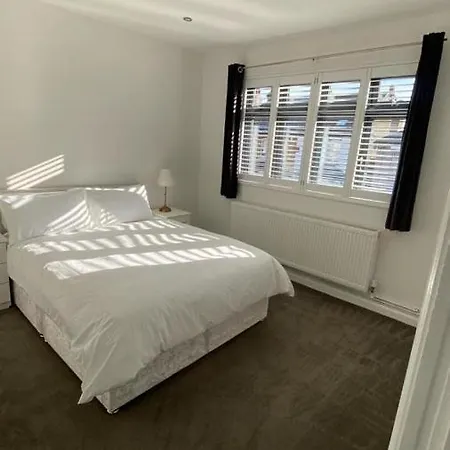 Roomy 2 Bed Flat In London Apartment *
