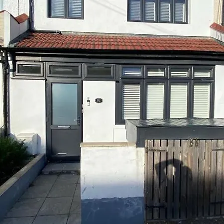 Roomy 2 Bed Flat In London * Thornton Heath