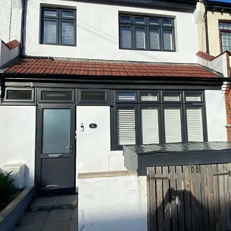 Roomy 2 Bed Flat In London Apartment Thornton Heath