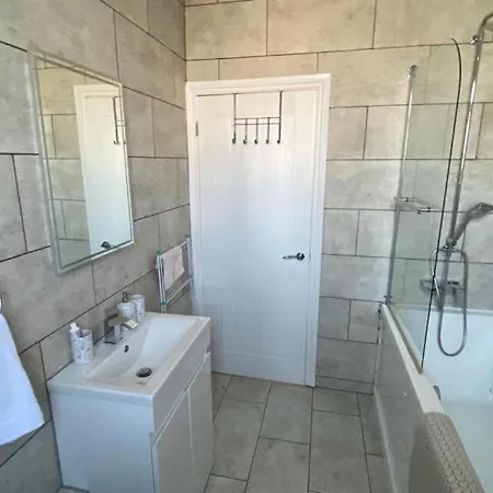 Roomy 2 Bed Flat In London Apartment *