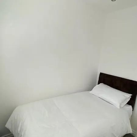 Roomy 2 Bed Flat In London Apartment *