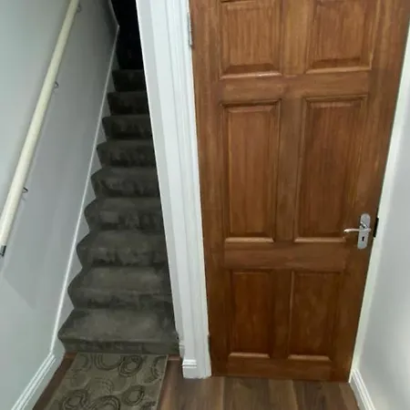 Roomy 2 Bed Flat In London *