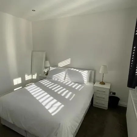 Roomy 2 Bed Flat In London Apartment