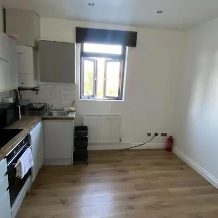 Roomy 2 Bed Flat In London