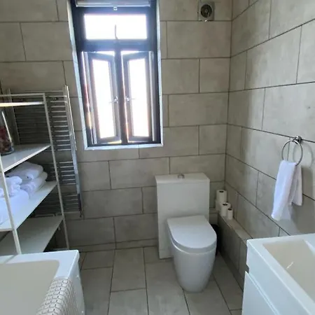 Roomy 2 Bed Flat In London * Thornton Heath