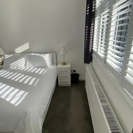 Roomy 2 Bed Flat In London *
