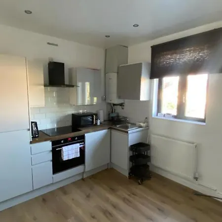 Roomy 2 Bed Flat In London Apartment *