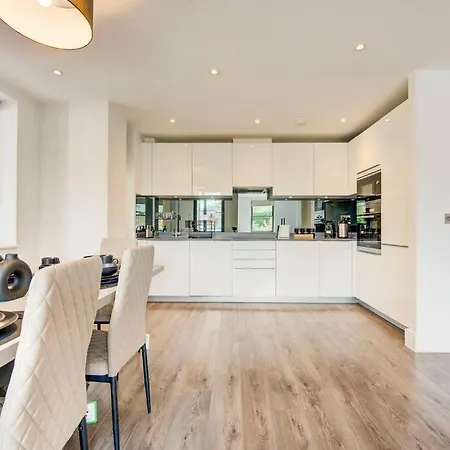 Kew Views 2br Apt By Riverside Apartment London