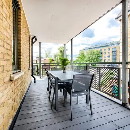 Kew Views 2br Apt By Riverside