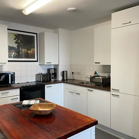 Spacious Flat In Manor House, * London