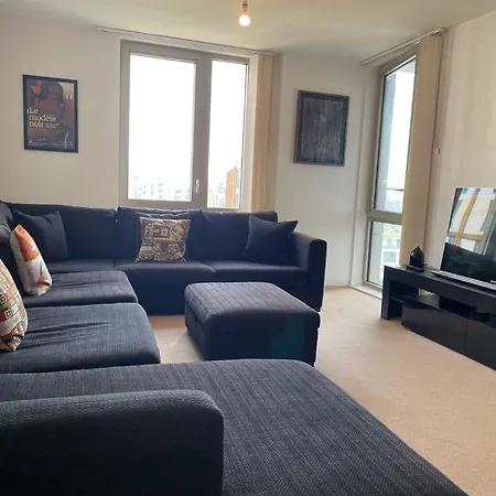 Spacious Flat In Manor House, London