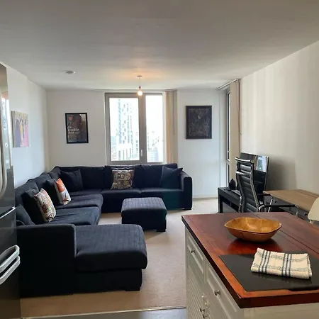 Spacious Flat In Manor House, *