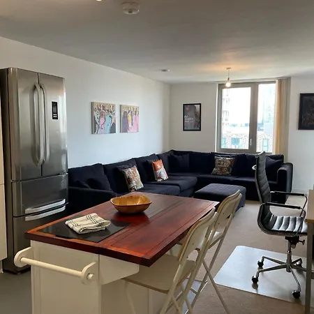 Spacious Flat In Manor House, * London