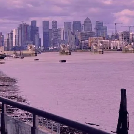 Snuggle Inn: Riverside With Thames Views London