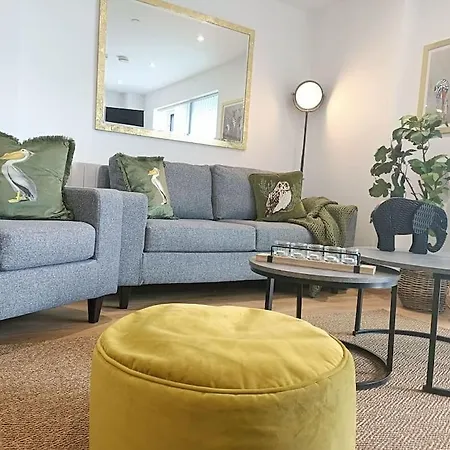 Snuggle Inn: Riverside With Thames Views
