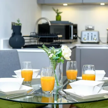 Snuggle Inn: Riverside With Thames Views