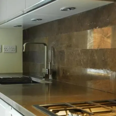 Apartment Quintessential Town House Close To London