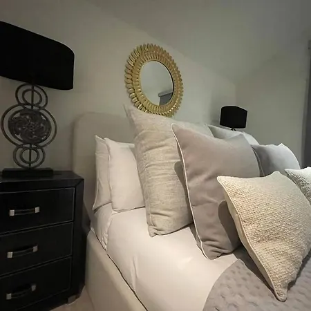 Quintessential Town House Close To Apartment *