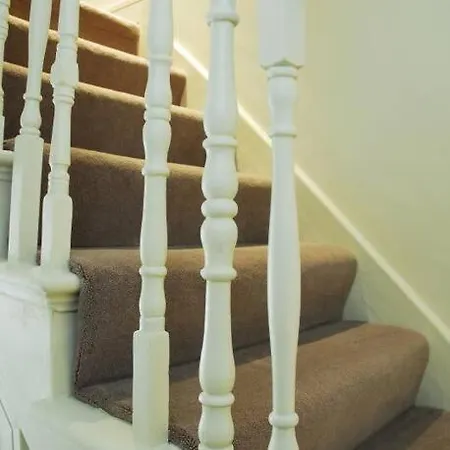 Quintessential Town House Close To * London