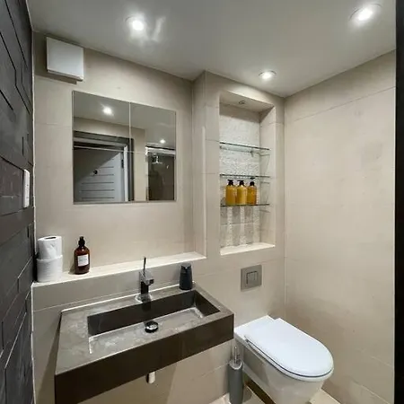 Quintessential Town House Close To Apartment London