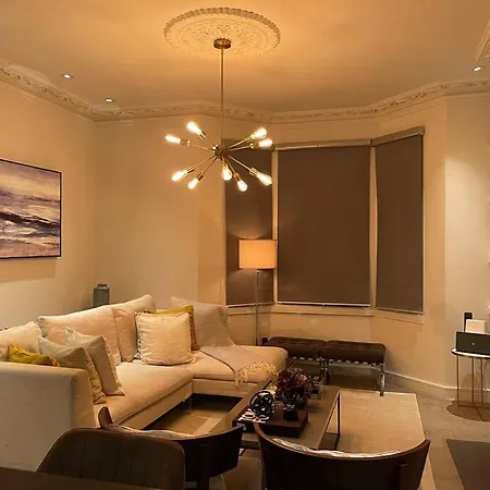 Quintessential Town House Close To London