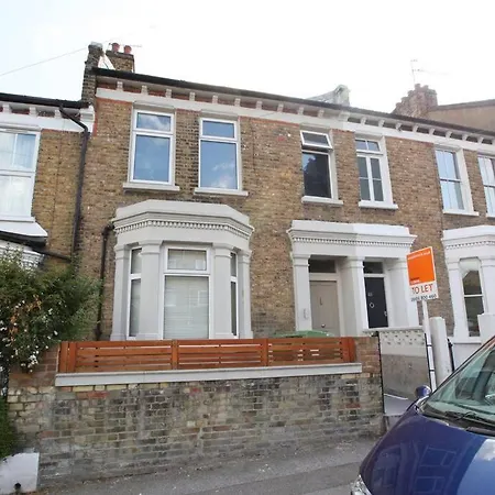 Quintessential Town House Close To Apartment