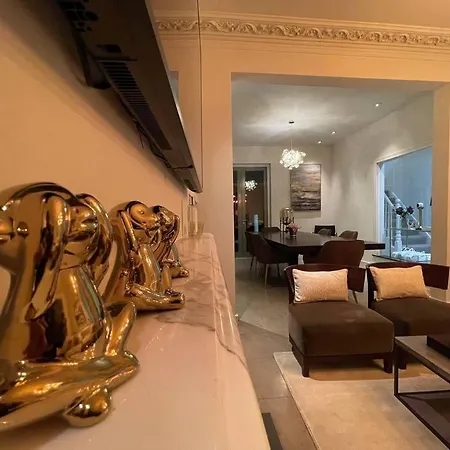 Quintessential Town House Close To Apartment *