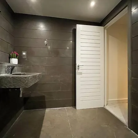 Apartment Quintessential Town House Close To London